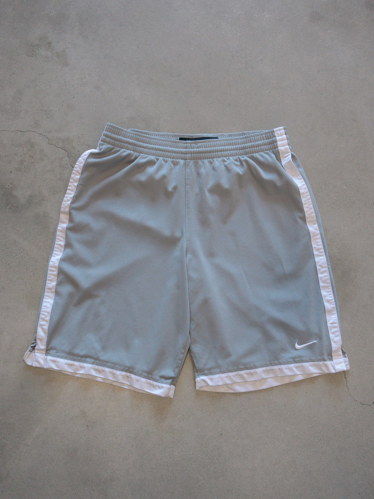Vintage 00s Grey Nike Basketball Shorts (L)