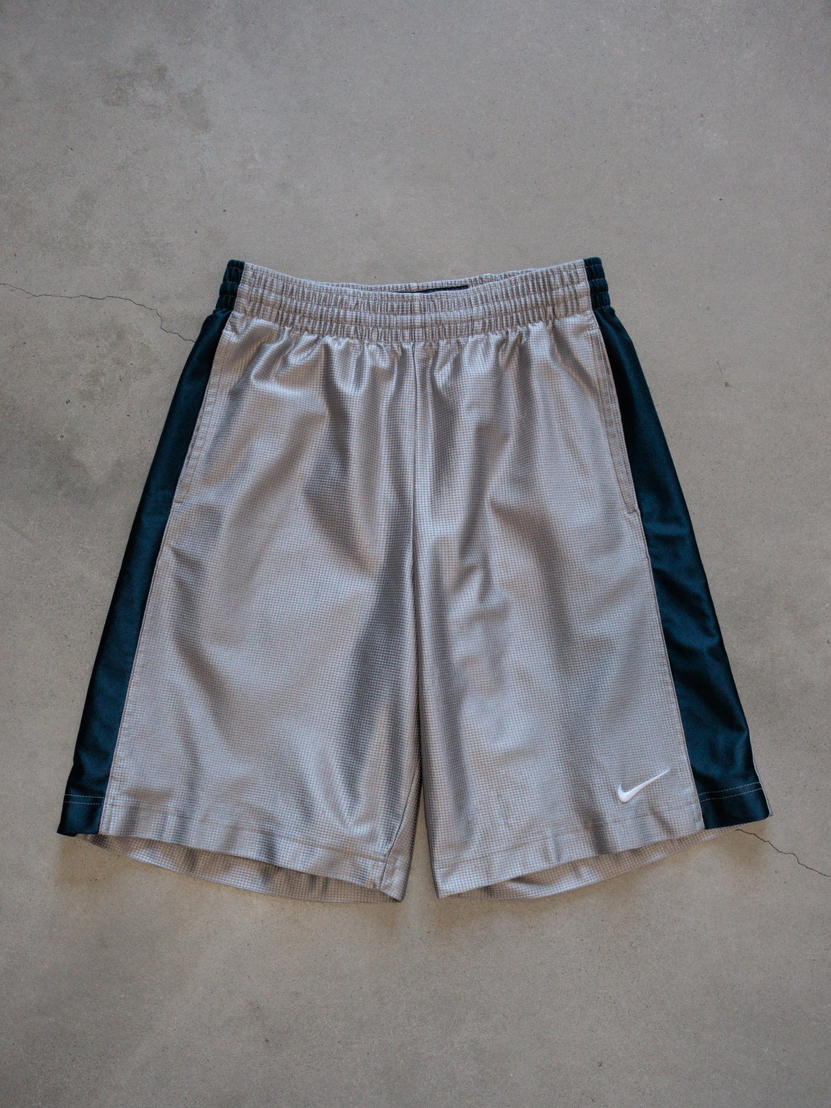 Vintage 00s Grey Nike Basketball Shorts (S)