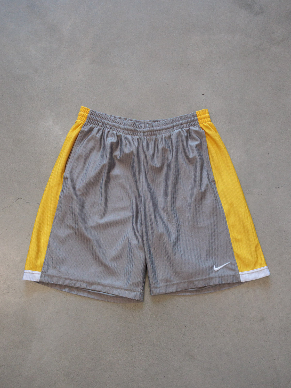Vintage 00s Grey Nike Shorts (L)