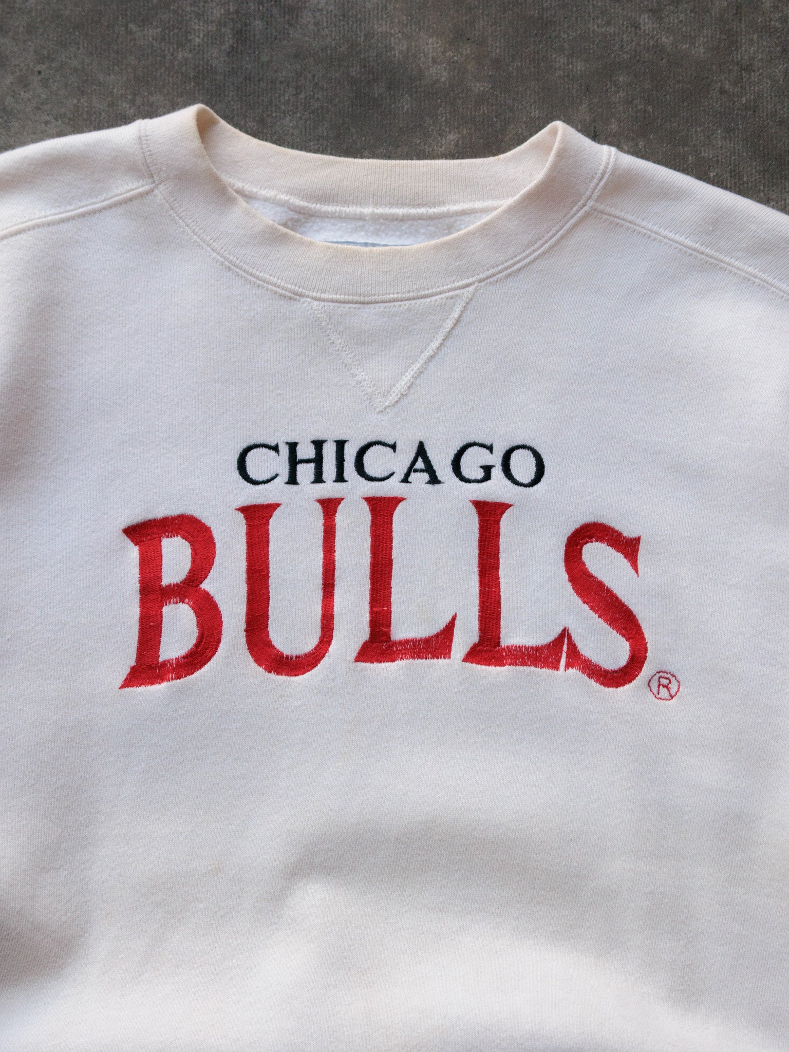 Vintage 90s White Chicago Bulls Russell Athletic Sweatshirt (Youth XXL)