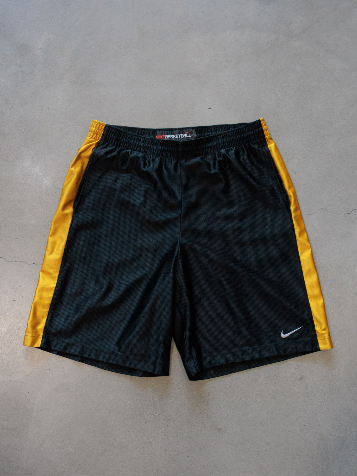 Vintage 00s Black Nike Basketball Shorts (XL)