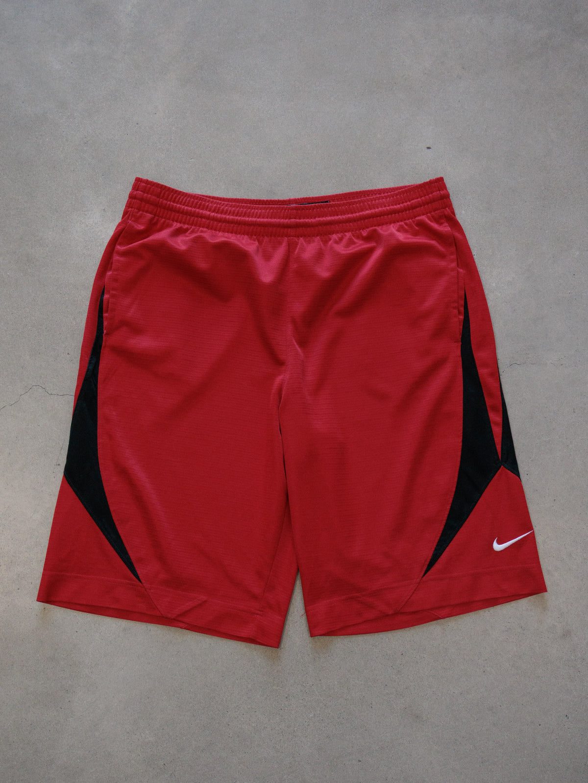 Vintage 00s Red Nike Basketball Shorts (M)