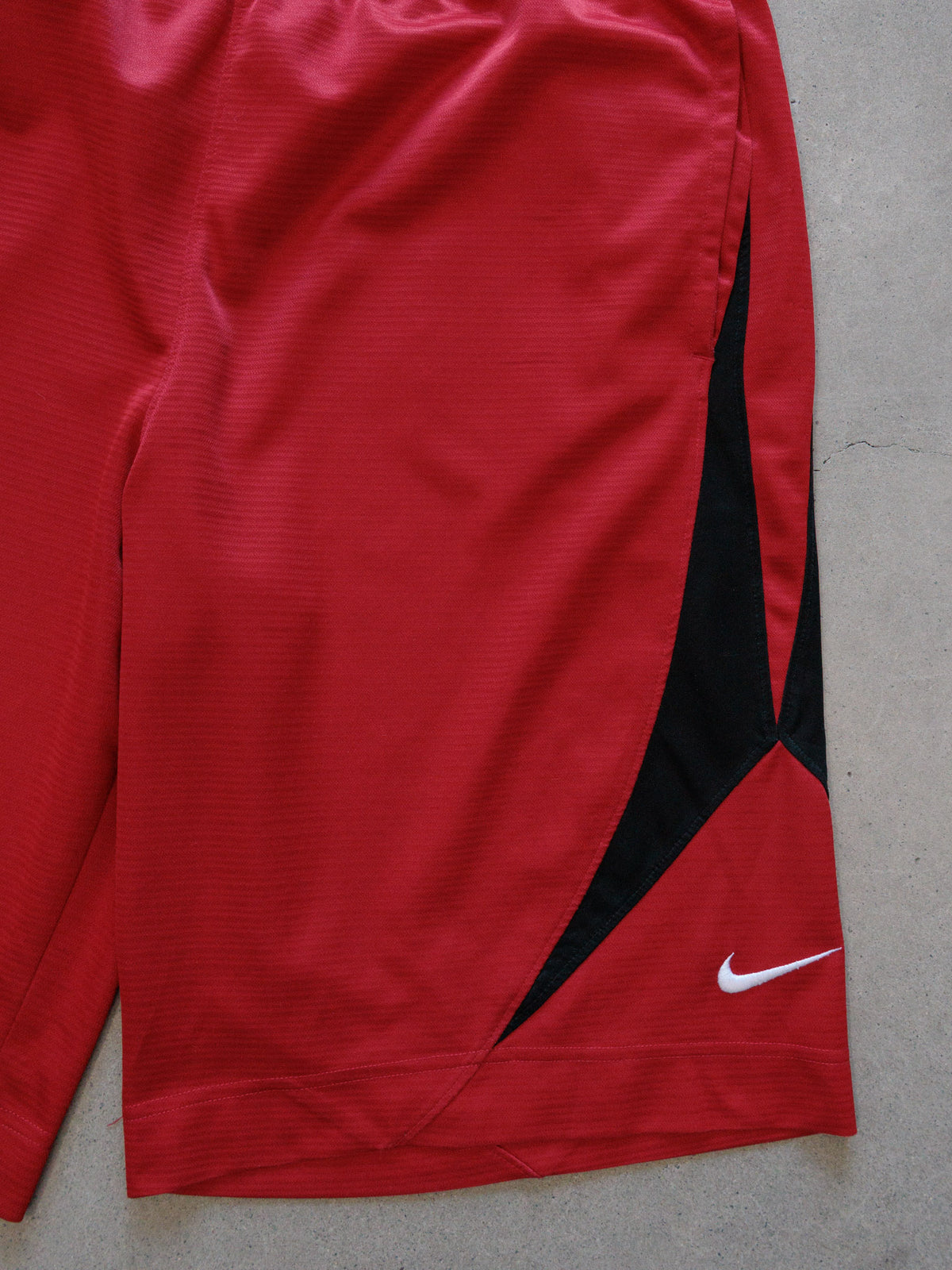 Vintage 00s Red Nike Basketball Shorts (M)
