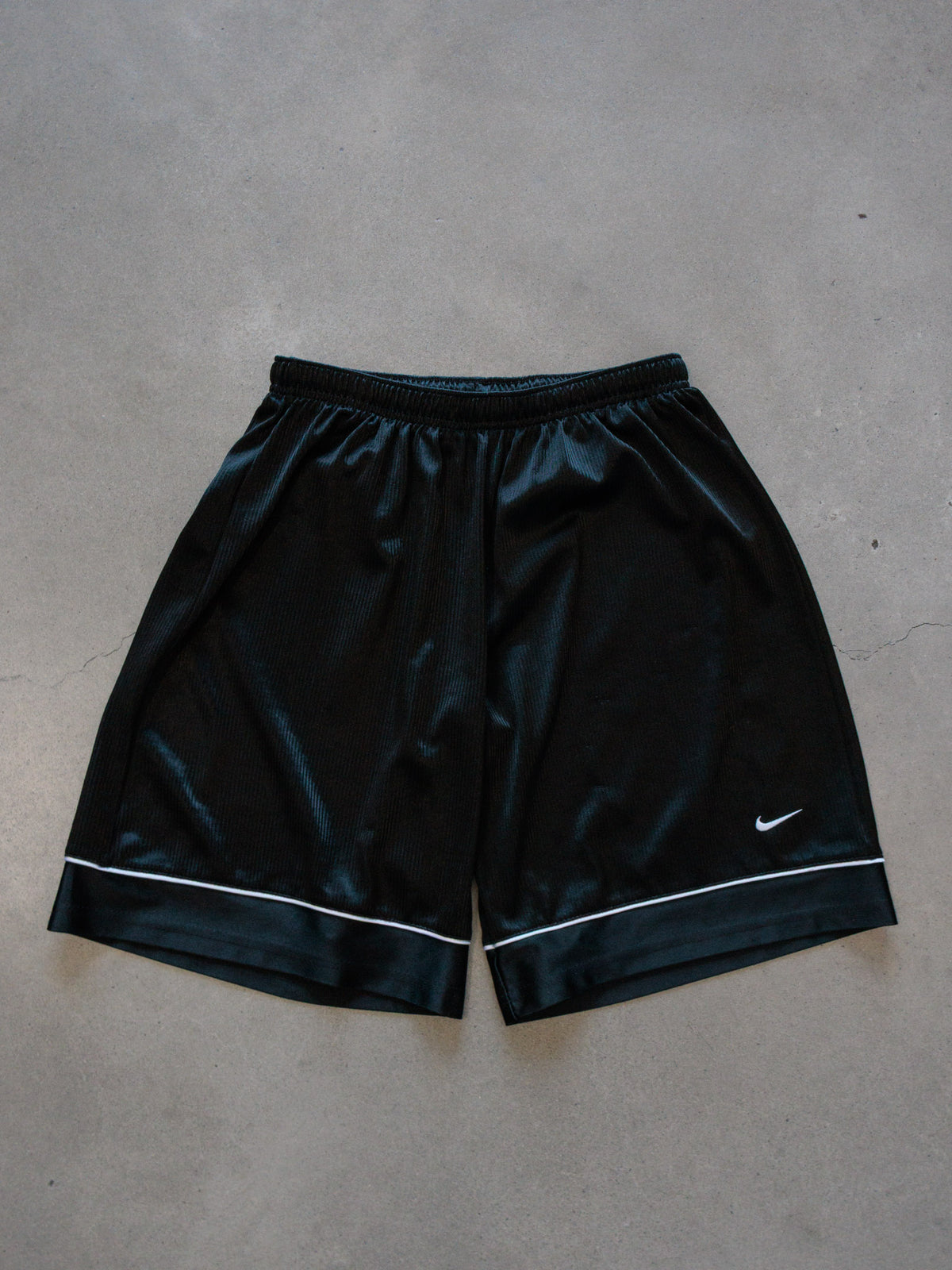 Vintage 00s Black Nike Shorts (18-20Y)