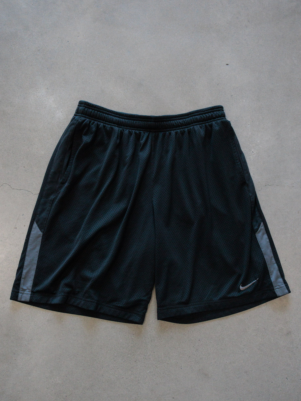 Vintage 00s Black Nike Mesh Shorts (L)