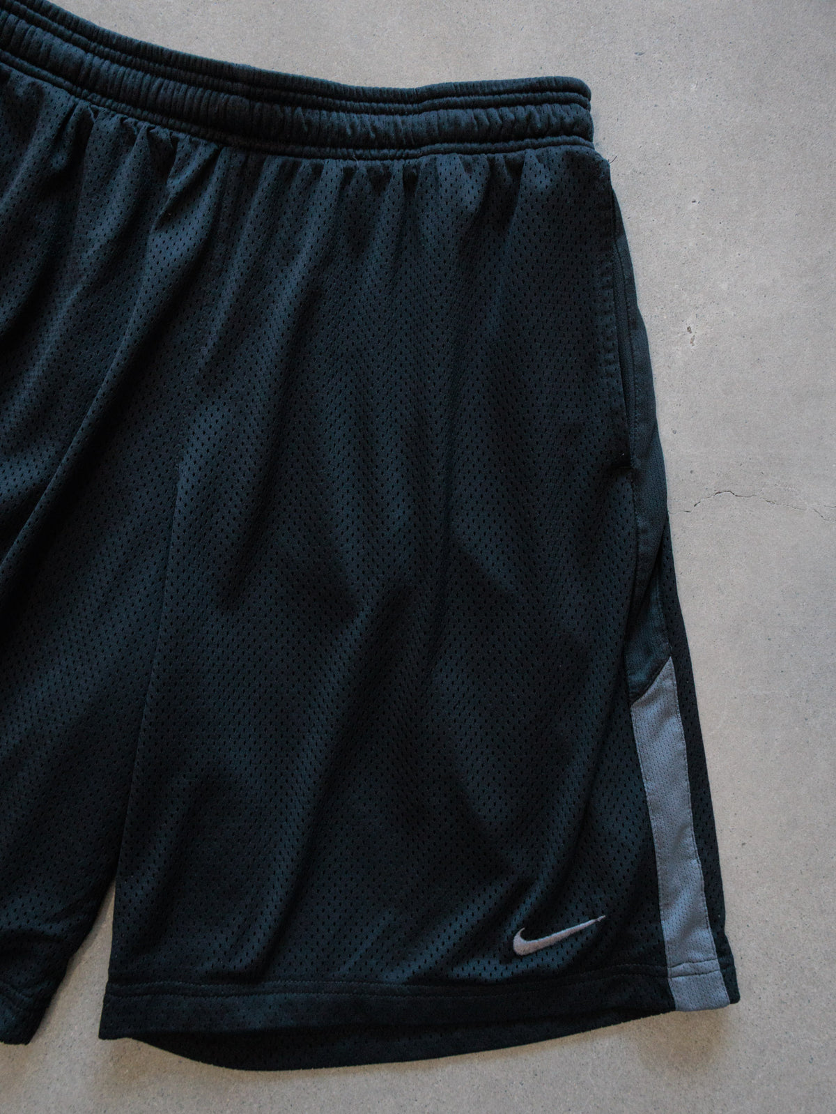 Vintage 00s Black Nike Mesh Shorts (L)
