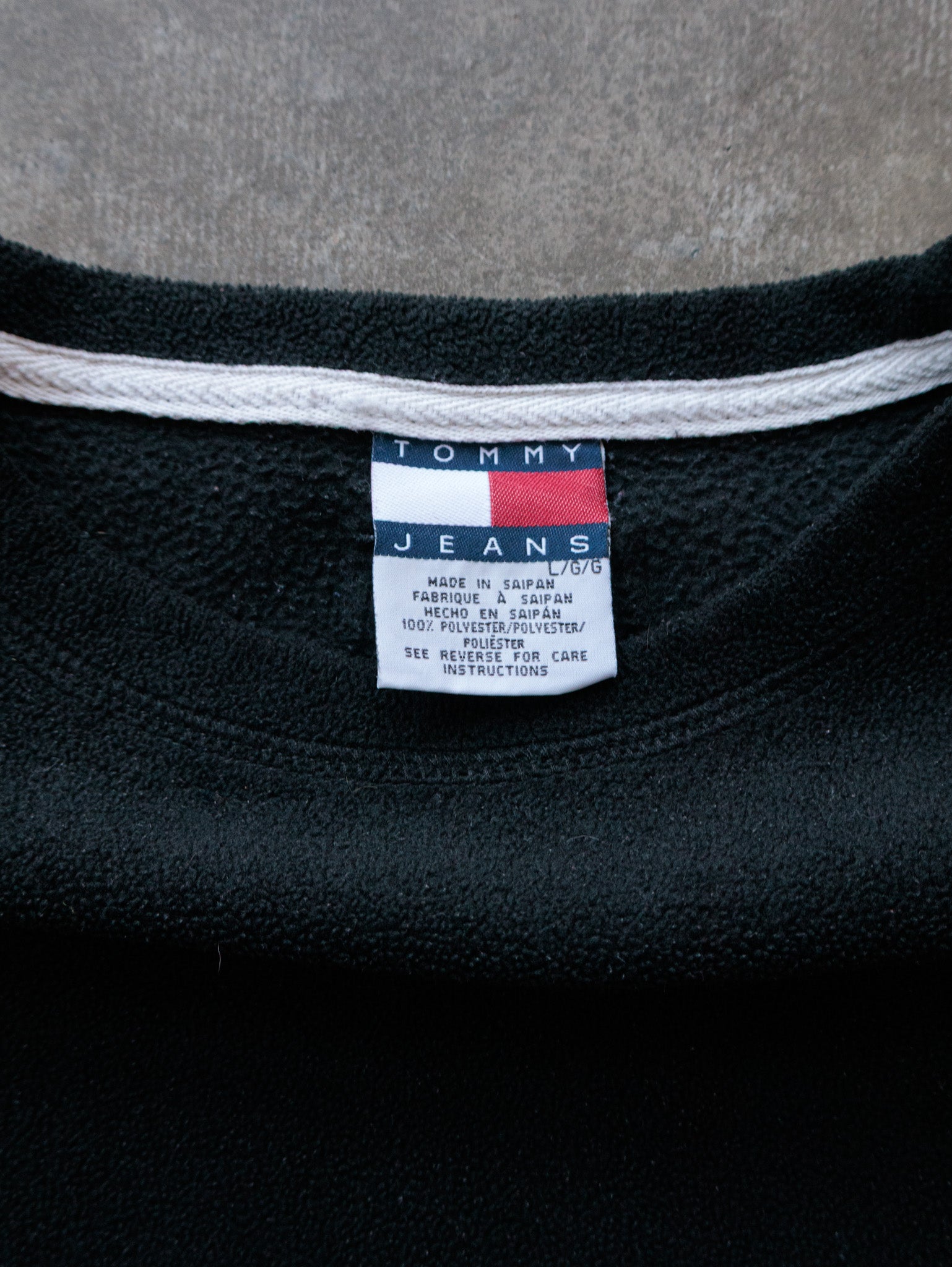 Vintage 90s Black Tommy Hilfiger Fleece Sweatshirt (L)