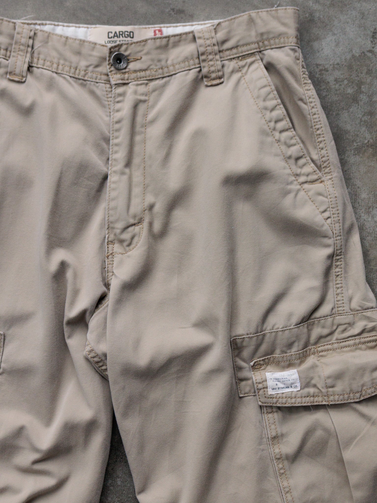 Vintage Beige Levi's Cargo Pants (W32)