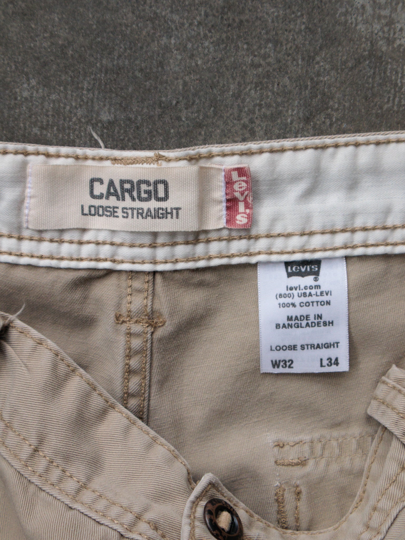 Vintage Khaki Levi's Cargo Pants (W32)